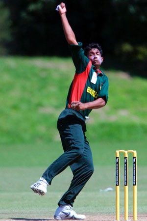 Shafaq delivers a ball. ICC Under-19 World Cup Group A: Bangladesh Under-19s v Canada Under-19s at Auckland, 22 Jan 2002