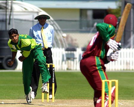 Khalil delivers a ball to Pagon. ICC Under-19 World Cup Super League Group 1: Pakistan Under-19s v West Indies Under-19s at Lincoln, 29 Jan 2002