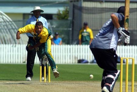 Kopps delivers a ball to Nicol. ICC Under-19 World Cup Super League Group 2: New Zealand Under-19s v South Africa Under-19s at Lincoln, 30 Jan 2002