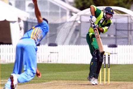 Kamran defends a short rising delivery. ICC Under-19 World Cup Super League Group 1: India Under-19s v Pakistan Under-19s at Lincoln, 31 Jan 2002