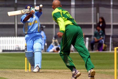 Binny plays at a short rising delivery from Junaid to be caught behind. ICC Under-19 World Cup Super League Group 1: India Under-19s v Pakistan Under-19s at Lincoln, 31 Jan 2002
