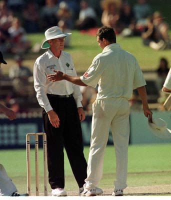 Hansie Cronje argues with Umpire Randell, Australia v South Africa, 3rd Test, Adelaide, 1997/98