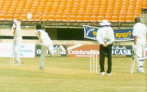 Laxmi Ratan Shukla bowling to Naved Ashraf