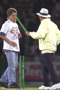 Steve Dunne confront a fan, ANew Zealand v Australia, 3rd ODI, 1999/2000