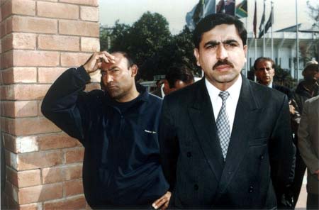 Imtiaz Ahmed of CricInfo with Mudassar Nazar during the ceremony
