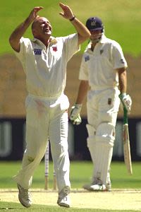 Peter McIntyre shows his dissapointment, South Australia v Victoria, Pura Cup, 2000/01