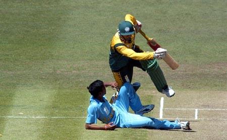 Amla collides with Mohanty as he attempts a run. 1st ICC Under-19 World Cup Super League Semi Final: India Under-19s v South Africa Under-19s at Lincoln, 3 Feb 2002