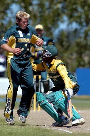 Homani makes contact with Cosgrove as he turns for a second run. ICC Under-19 World Cup Super League Final: Australia Under-19s v South Africa Under-19s at Lincoln, 9 Feb 2002