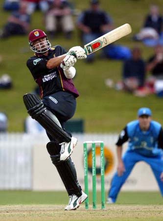 Doull pulls a delivery standing on one leg. Tour match: Northern Districts v England at Hamilton, 8 Feb 2002