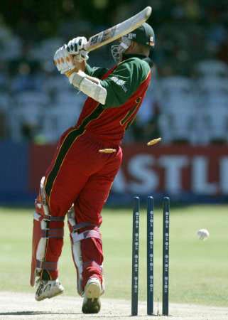 Wishart is bowled by Gillespie