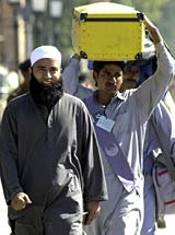 Saeed Anwar crosses the Indo-Pakistani border at the Wagah border post