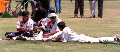 Jadeja discusses strategy with Chopra and Agarkar during net practice