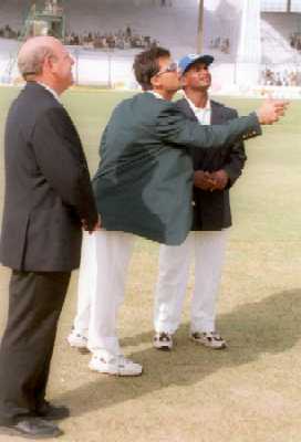 Moin Khan and Jayasuriya along with Brian Hastings during the toss