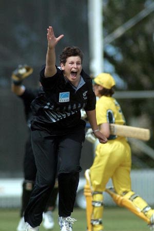 Pullar successfully appeals for the dismissal of Clark. 2nd WODI: New Zealand Women v Australia Women at Lincoln, 3 Mar 2002