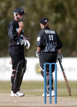 Rolls and Drumm talk between overs. 3rd WODI: New Zealand Women v Australia Women at Lincoln, 6 Mar 2002