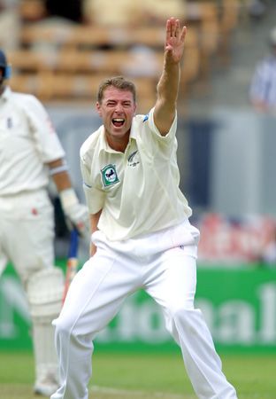Drum successfully appeals for lbw against Hussain. 1st Test: New Zealand v England at Christchurch, 13-17 Mar 2002