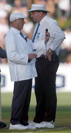 Umpires Dunne and Hair consult, New Zealand v England, 2nd Test, 2001/02