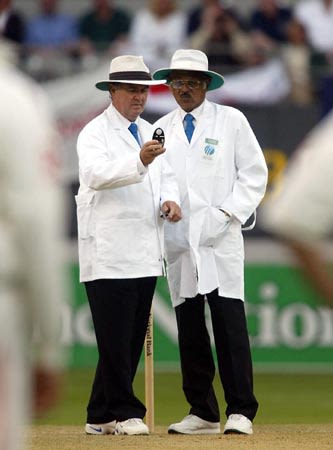Umpires Cowie and Venkataraghan check the light. 3rd Test: New Zealand v England at Auckland