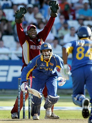 Ridley Jacons appeals unsuccessfully for an LBW against Russel Arnold