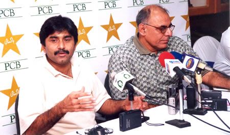 Javed Miandad and Haroon Rashid at press conference