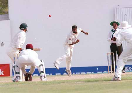 Ramnarine bowling in the South African second innings