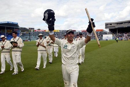 Parore acknowledges the crowd upon leaving the field for the last time in his final Test. 3rd Test: New Zealand v England at Auckland, 30 Mar-3 Apr 2002