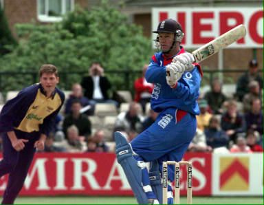 Hick hooks Hampshire's Simon Renshaw