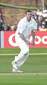 Tim Munton ; bowling portrait