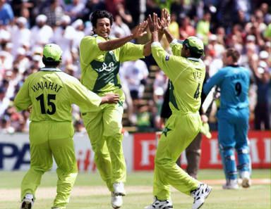 Wasim Akram (C) celebrates the wicket of New Zealand's Craig McMillan