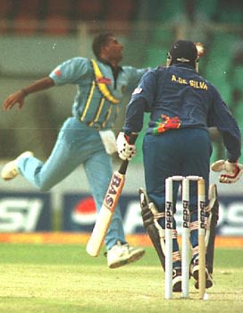 Thirunavukarasu Kumaran takes a brilliant return catch to get rid of De Silva