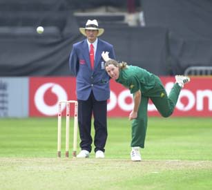 Kim Price bowling at Taunton 2000