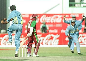 Chanderpaul nicks Harvinder into the waiting hands of Samir Dighe