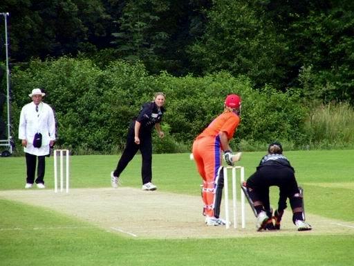 Pauline te Beest batting