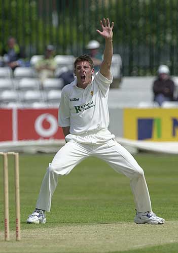 Tom Lungley belts out an appeal but not out