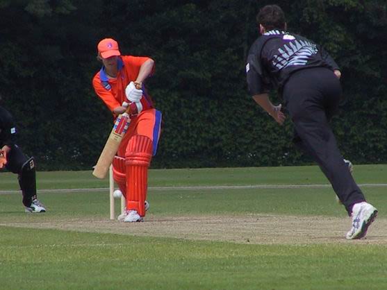 Rachel Pullar bowling at Caroline Salomons