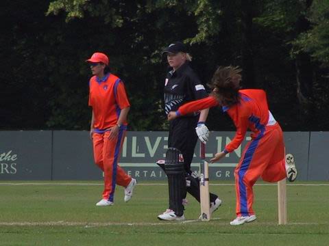 Helmien Rambaldo bowling