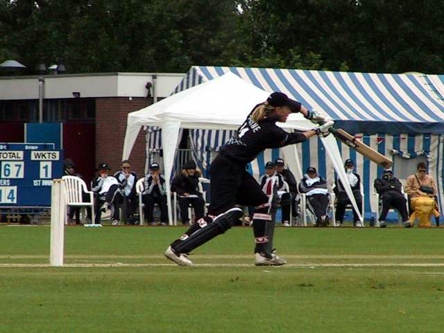Nicola Payne batting