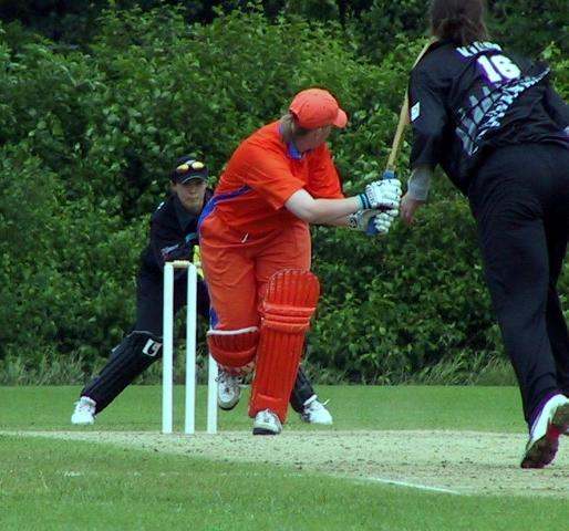 King bowling to Tanke