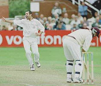 Joe Scuderi appeals for an LBW against Mark Lathwell