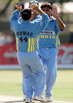 Harvinder and Shewag cheer the fall of Shivnarine Chanderpaul
