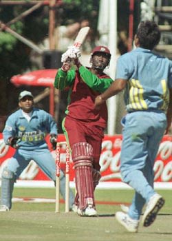 Hinds hoists Harvinder Singh straight down the ground