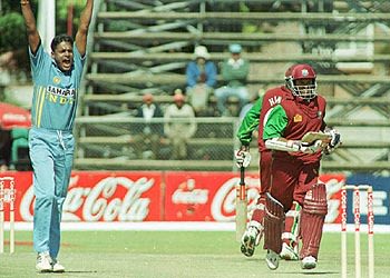Mohanty makes a vociferous lbw appeal against Chanderpaul
