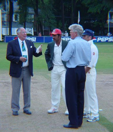 Hendriks about to toss the coin before the ICC Trophy World Cup Qualifying Final