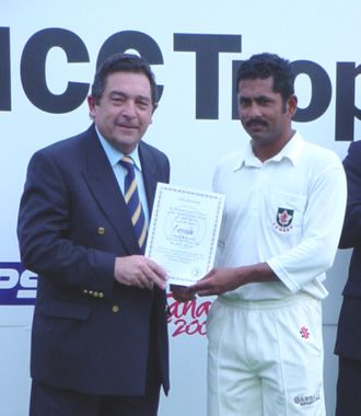 Dr Ali Bacher presents Harris with an invitation to the 2003 World Cup