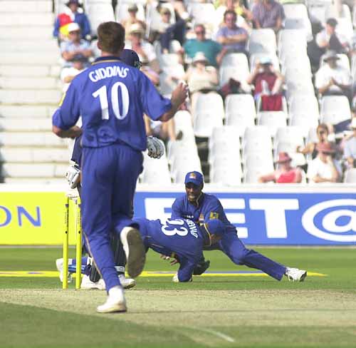 Alec Stewart catches Hemp off Giddins