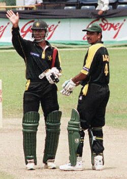 Abdur Razzaq seen with Ijaz Ahmed during Pakistan's game against South Africa