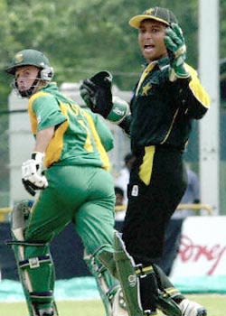 Atiq-uz-Zaman looks on as Gary Kirsten sprints for a run