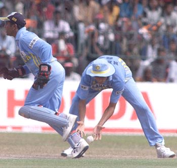Sameer Dighe celebrates after Harbhajan Singh trapped Avishka Gunawardene in front of the wicket
