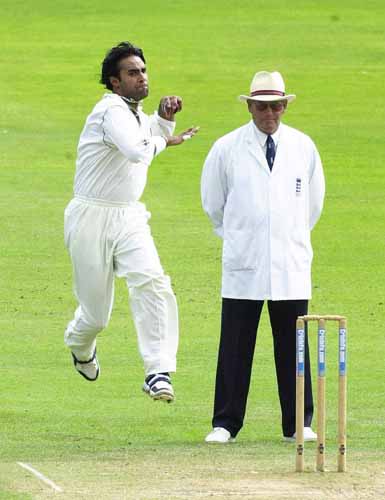 Alamgir Sheriyar bowling study (2) 2001