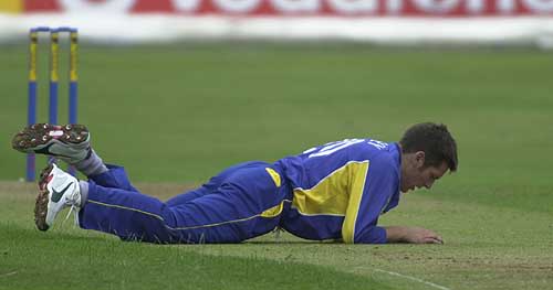 Lungley flat out on the wicket after a returned ball from Hampshire Hawks batsman.